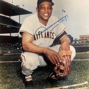 Willie Mays EARLY SIGNATURE Signed 8x10 Photo from late 60s Beckett BAS Verified